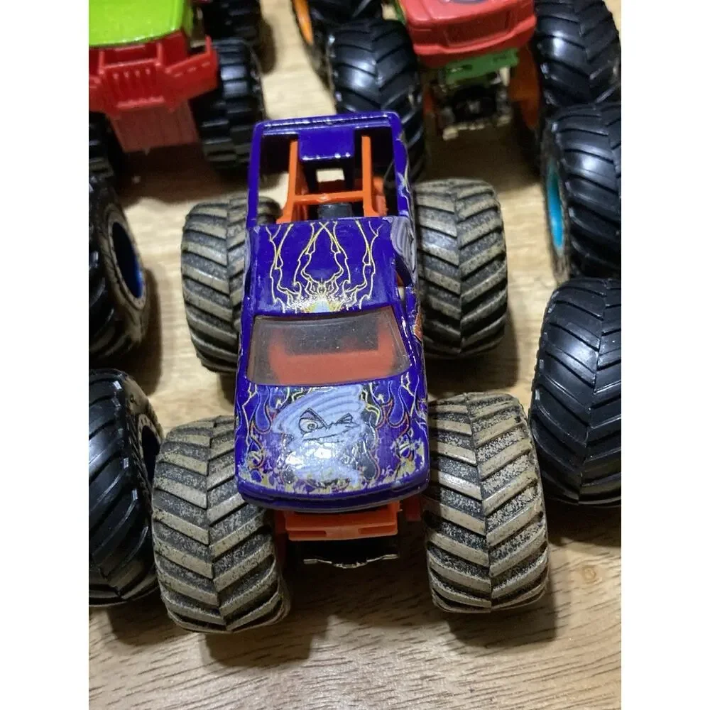 Monster Jam Hot‎ Wheels Small Monster Trucks 1:64 Lot Of 7 Jurassic Bigfoot